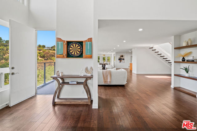 16755 Encino Hills Drive, Encino CA: https://media.crmls.org/mediaz/60bf92b5-9884-4ba1-8e00-1974a32a46be.jpg
