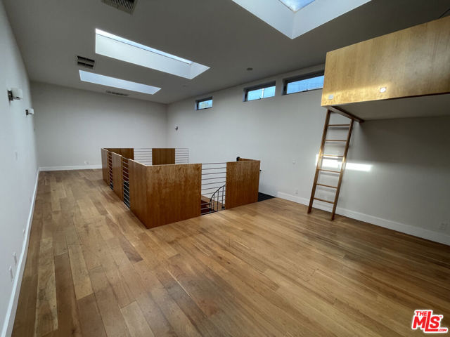555 Rose Avenue, Venice CA: https://media.crmls.org/mediaz/60bfcec9-09d8-43f6-be5b-da2786decb7d.jpg