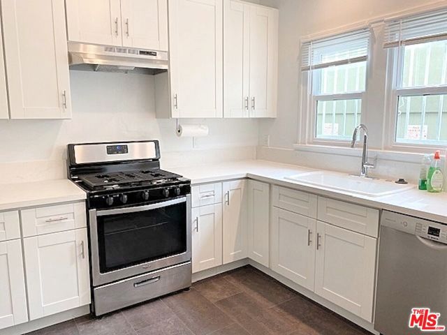 25 Falcon Avenue, Long Beach CA: https://media.crmls.org/mediaz/60c1fe97-0205-4213-b99c-c0751343fabf.jpg