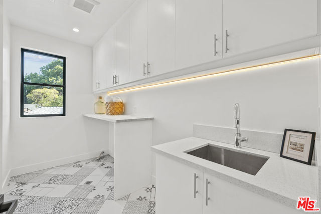 5741 Newcastle Avenue, Encino CA: https://media.crmls.org/mediaz/60c201de-eb38-413d-8ae1-094f0a327997.jpg