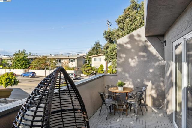 2106 Otis Dr, Alameda CA: https://media.crmls.org/mediaz/60c227c0-76c0-42eb-aafb-ad81813c6489.jpg