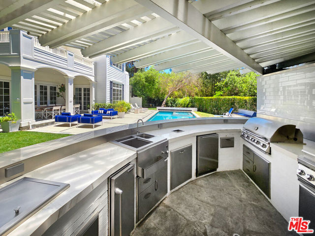 3815 Valley Meadow Road, Encino CA: https://media.crmls.org/mediaz/60c2958b-387b-4189-b7f2-86c818c8a285.jpg