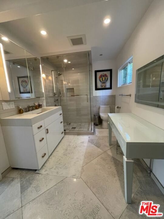 425 Sunridge Street, Playa del Rey CA: https://media.crmls.org/mediaz/60c2a0fd-f5e4-4dd6-8fb5-5c84d1ba82ce.jpg