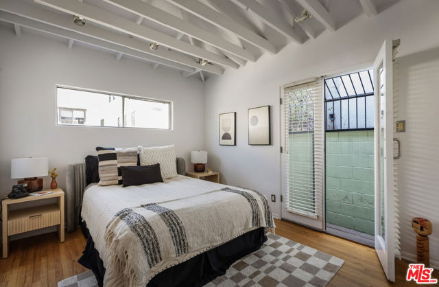 122 Thornton Place, Venice CA: https://media.crmls.org/mediaz/60c2ecaf-b506-4ff8-a637-ddb3548d003f.jpg
