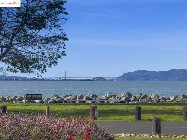 2 Commodore DR, Emeryville CA: https://media.crmls.org/mediaz/60c2f998-172f-476f-a9a7-8cb912025c5a.jpg
