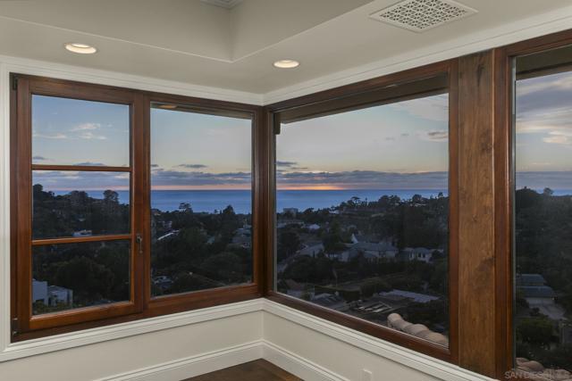 6404 La Jolla Scenic Drive S, La Jolla CA: https://media.crmls.org/mediaz/60c338b7-ae57-4a80-8534-0ebdd8f024a1.jpg