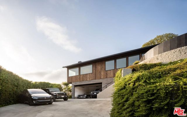 2532 Canyon Oak Dr, Los Angeles CA: https://media.crmls.org/mediaz/60c3ad26-5702-4c48-9660-f8bffb4da2be.jpg