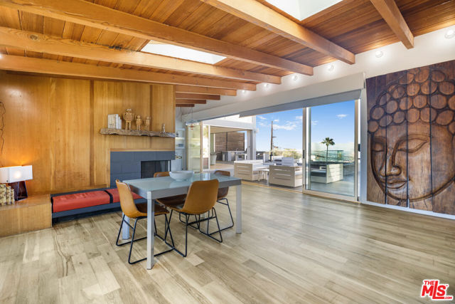 7275 Mulholland Drive, Los Angeles CA: https://media.crmls.org/mediaz/60c447cf-5b53-43d0-b7da-78102d8a48a7.jpg