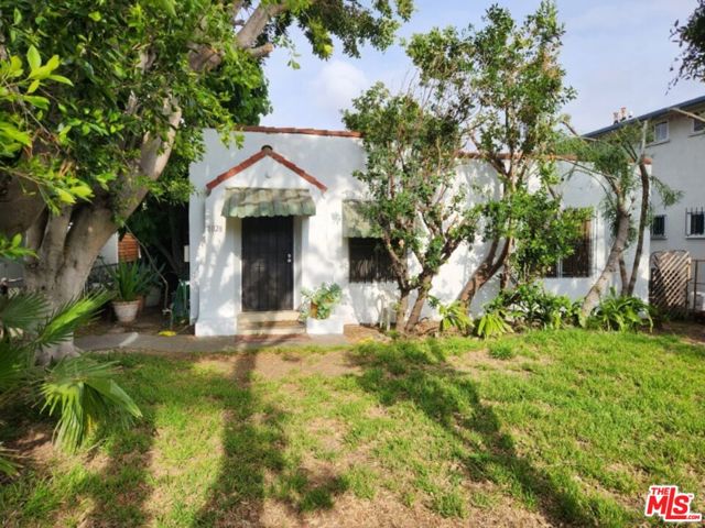 1028 N Hayworth Avenue, West Hollywood CA: https://media.crmls.org/mediaz/60c4bdc5-f7a0-4292-8f29-d4afb36f209b.jpg