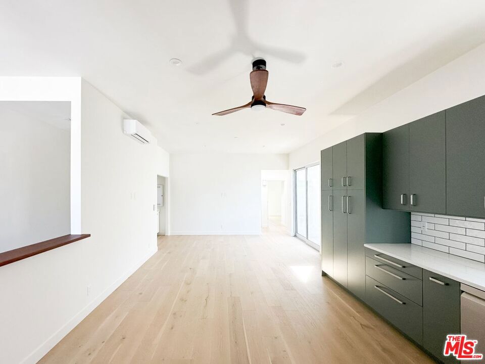 https://media.crmls.org/mediaz/60c5aa84-9bb1-4b44-9f2f-ad14edd84ae2.jpg?preset=X-Large