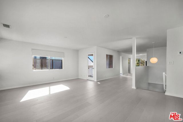 466 S Venice Boulevard, Venice CA: https://media.crmls.org/mediaz/60c5c061-e3fe-4a56-8da5-32b77d360f26.jpg