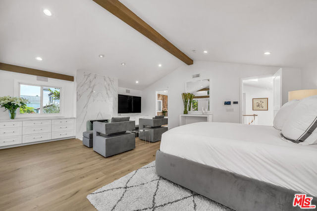 Image 22 of 43 For 2620 Grand Canal