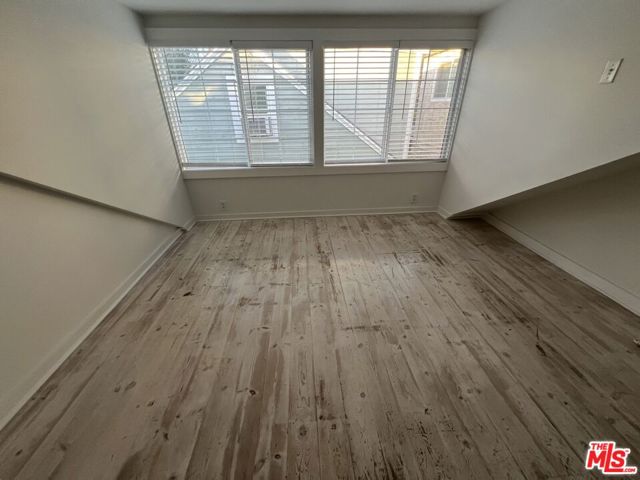 421 Grand Boulevard, Venice CA: https://media.crmls.org/mediaz/60c613eb-bdf3-444a-9714-692fcc97a5e7.jpg