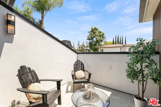 4153 Vantage Avenue, Studio City CA: https://media.crmls.org/mediaz/60c7a742-130c-4fbe-9889-03a17db80e37.jpg