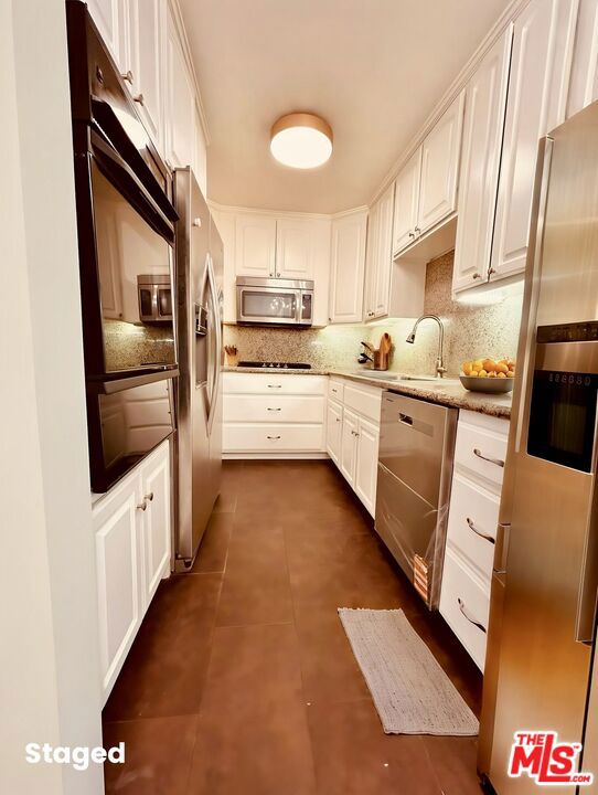 911 N Kings Road, West Hollywood CA: https://media.crmls.org/mediaz/60c84357-4038-424e-bdc3-5641bdeb27f0.jpg