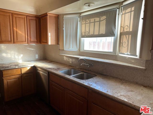 Image 4 of 8 For 3817 Roxton Avenue