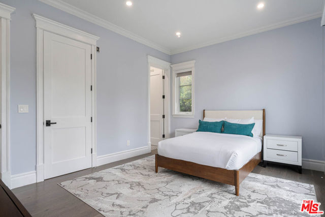 126 N Canyon View Drive, Los Angeles CA: https://media.crmls.org/mediaz/60c9f2b5-d1c7-4626-96d9-08b750d81982.jpg