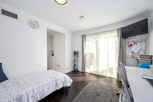 26007 Philrich Circle, Calabasas CA: https://media.crmls.org/mediaz/60ca7e18-3ed7-46be-9b67-edc39ca0dca6.jpg