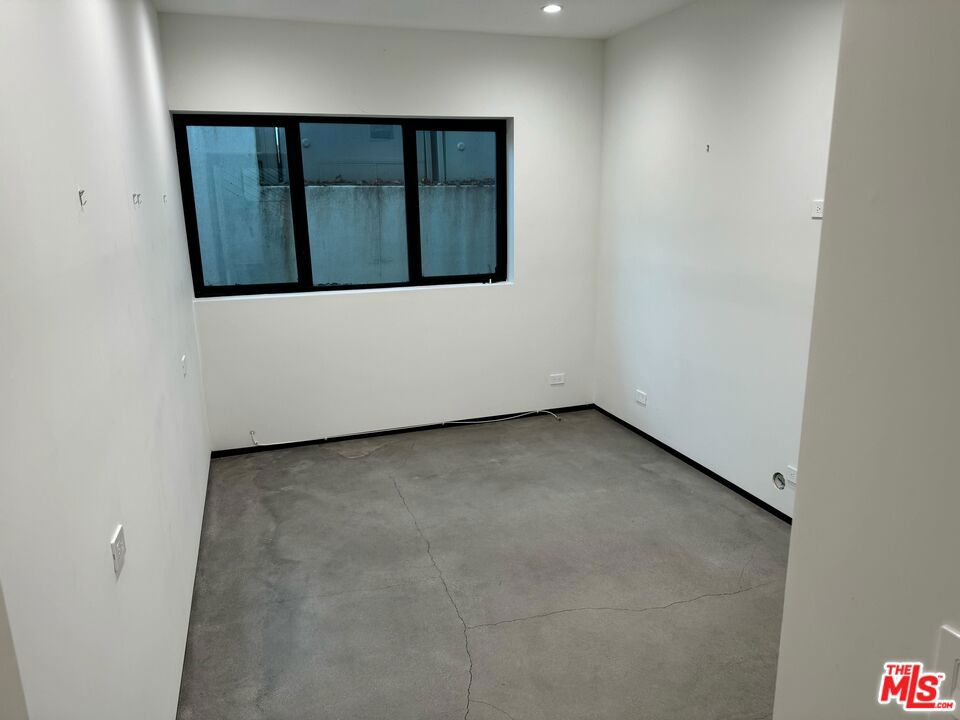 https://media.crmls.org/mediaz/60cae0d5-aef5-4d19-8bd3-34b67fa38b4e.jpg?preset=X-Large