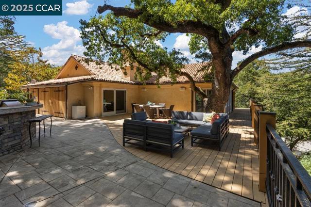 3949 Canyon Dr, Lafayette CA: https://media.crmls.org/mediaz/60cbe7de-0d9e-4a94-bc9a-4582dc31a28d.jpg