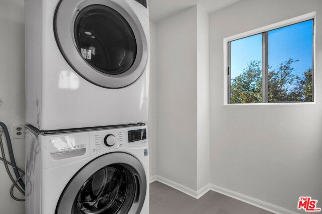 466 S Venice Boulevard, Venice CA: https://media.crmls.org/mediaz/60cc0ad8-03d1-4e70-92a7-292d8bb8af85.jpg