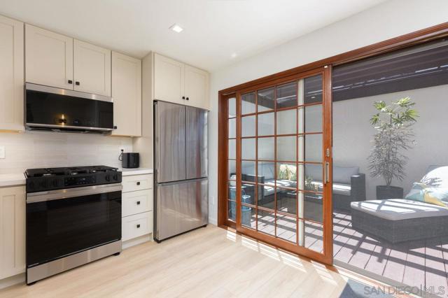 8666 Villa La Jolla Dr, La Jolla CA: https://media.crmls.org/mediaz/60cc7ffe-eec8-4053-811e-95757c5c892e.jpg