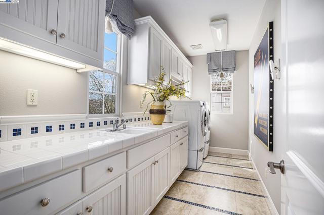 1049 S WEDGEWOOD DR, San Ramon CA: https://media.crmls.org/mediaz/60cc89b5-e1df-4d97-9d97-d96d50a13846.jpg