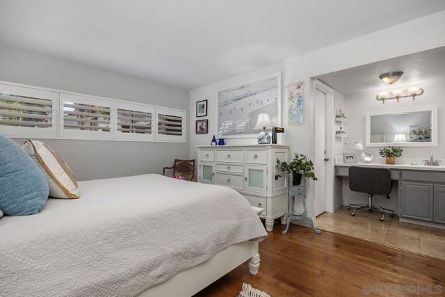 2564 Navarra Dr, Carlsbad CA: https://media.crmls.org/mediaz/60cd3934-d89e-4a03-81b1-9963094aa852.jpg