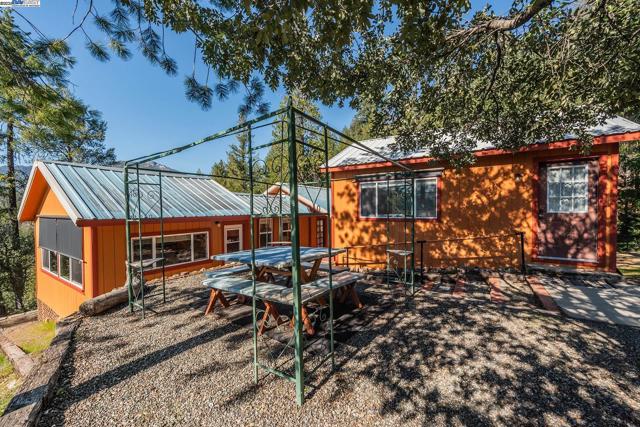 8341 East Side Rd, Trinity Center CA: https://media.crmls.org/mediaz/60cd7c56-467a-4e8d-88bf-e792b544b81a.jpg