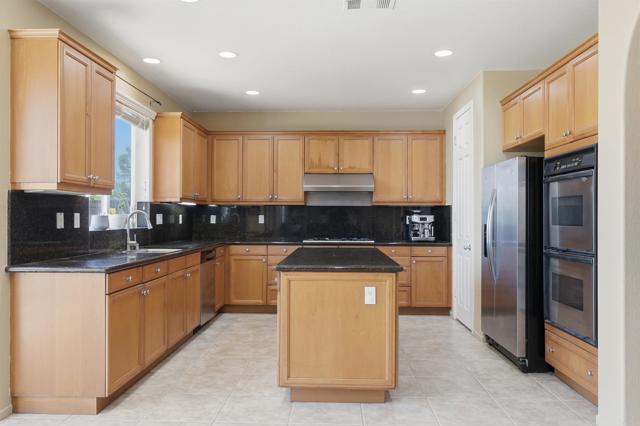 Detail Gallery Image 14 of 42 For 2784 Rambling Vista Rd, Chula Vista,  CA 91915 - 4 Beds | 4 Baths