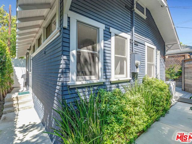 7024 De Longpre Avenue, Los Angeles CA: https://media.crmls.org/mediaz/60cdf9d3-d2f9-4d8b-b73e-8f395ecb837e.jpg