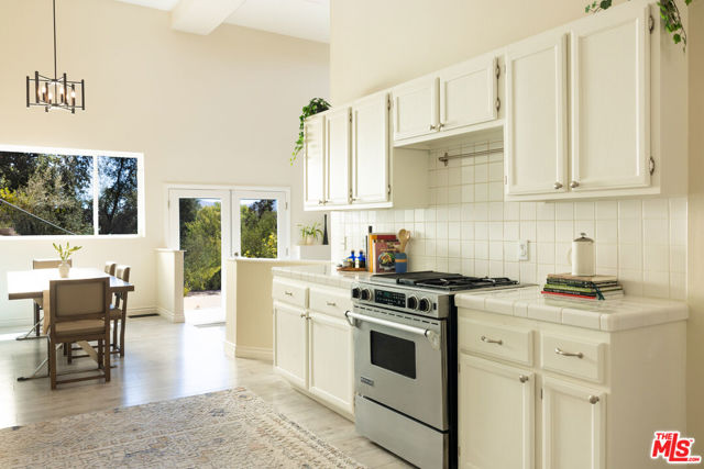 28333 Foothill Drive, Agoura Hills CA: https://media.crmls.org/mediaz/60cf3f1e-3721-4272-b62b-2abe39ba3a3d.jpg