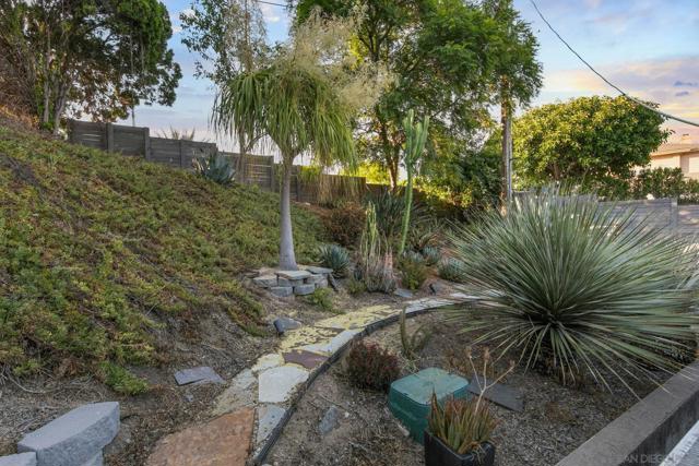 10164 Vivera Dr, La Mesa CA: https://media.crmls.org/mediaz/60cf6f88-c317-4427-a9ab-8a9e8d9f5862.jpg