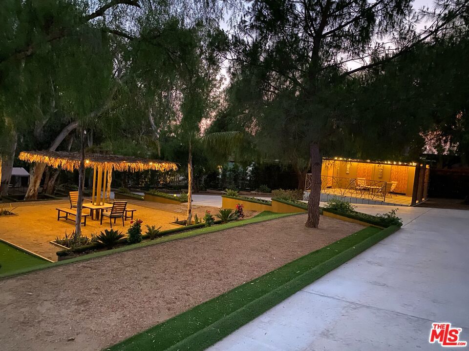 https://media.crmls.org/mediaz/60d0578a-0863-41a9-987d-50cf2f683d50.jpg?preset=X-Large