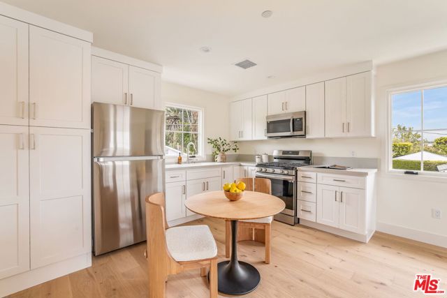 2455 23rd Street, Santa Monica CA: https://media.crmls.org/mediaz/60d0edea-85e4-4bb7-b151-2be3780f4528.jpg