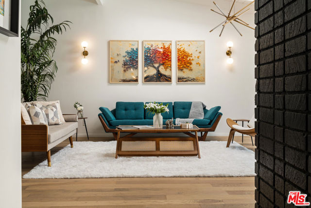 23020 Lita Place, Woodland Hills CA: https://media.crmls.org/mediaz/60d1e202-efe2-470e-aeca-72bb08233b48.jpg