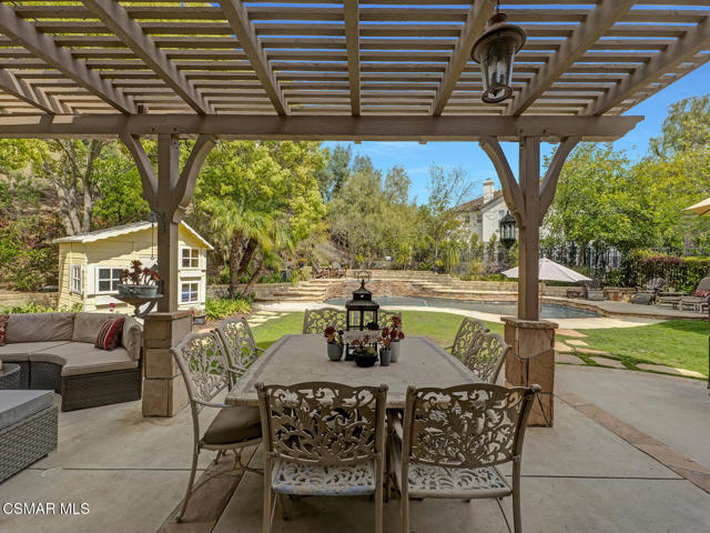 331 Briar Bluff Circle, Thousand Oaks CA: https://media.crmls.org/mediaz/60d2f225-fcb3-4dcc-a360-54df87d52dac.jpg