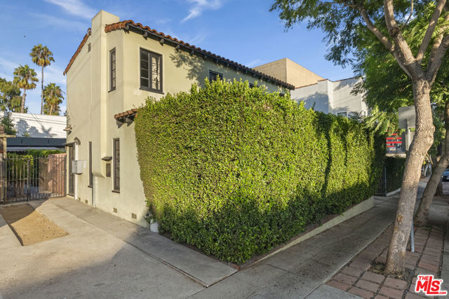 836 Hilldale Avenue, West Hollywood CA: https://media.crmls.org/mediaz/60d30e04-20b1-4ae0-971c-f2c2ca6e1786.jpg