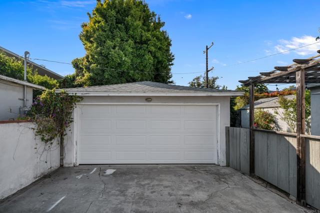 1715 Cedar St, Santa Monica CA: https://media.crmls.org/mediaz/60d343cc-097a-4bed-bbd0-5923ce0f7a88.jpg