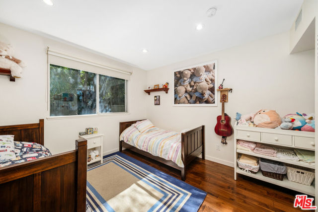 2111 S Beverly Glen Boulevard, Los Angeles CA: https://media.crmls.org/mediaz/60d406ff-50f1-44d3-a1af-3d005d020ed9.jpg