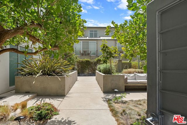 512 Brooks Avenue, Venice CA: https://media.crmls.org/mediaz/60d41b4c-68d0-4884-82e8-6df74e7ee36d.jpg