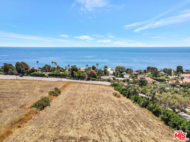31701 Pacific Coast Hwy, Malibu CA: https://media.crmls.org/mediaz/60d45615-409a-4b55-b646-b891cadffc0c.jpg