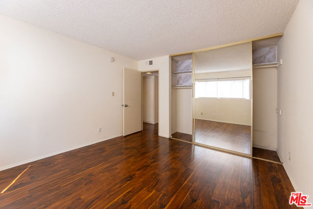 5330 Zelzah Avenue, Encino CA: https://media.crmls.org/mediaz/60d46a23-5542-44e3-a214-059c288ddcfa.jpg