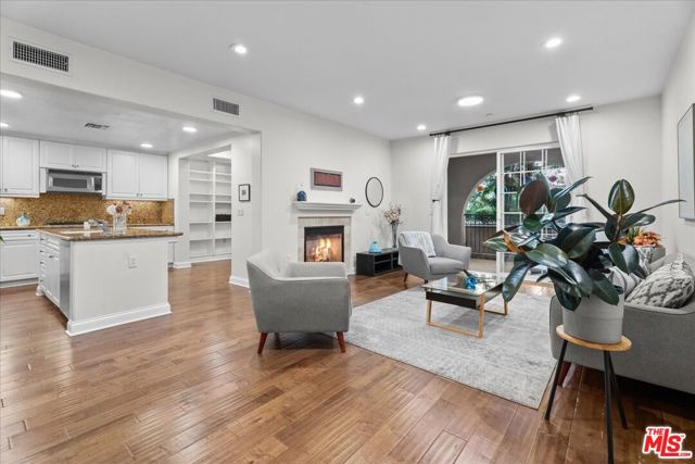 12975 Agustin Place, Playa Vista CA: https://media.crmls.org/mediaz/60d4ec54-b91a-4b5a-81f6-761045407e2c.jpg