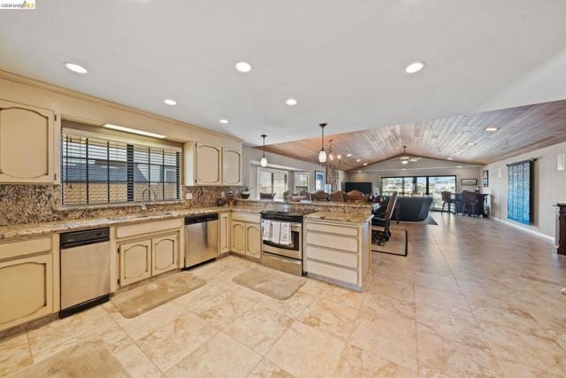 Image 6 of 39 For 5621 Starboard Dr