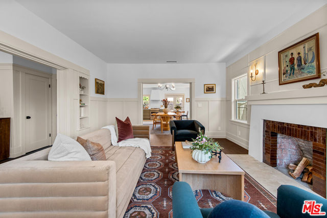 3816 S Harvard Boulevard, Los Angeles CA: https://media.crmls.org/mediaz/60d51288-70f8-4e78-96d0-423bc2a90593.jpg