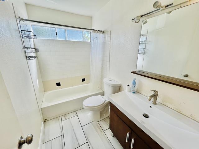 Image 19 of 26 For 2800 Laguna Cir  D