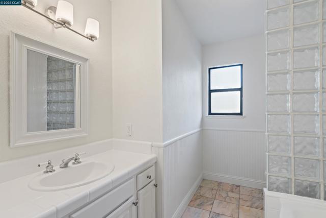 225 Rheem Blvd, Moraga CA: https://media.crmls.org/mediaz/60d5edbf-4672-49f0-be77-4548dec25502.jpg