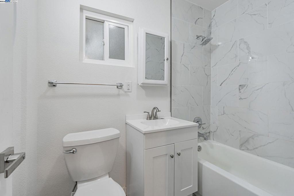 https://media.crmls.org/mediaz/60d65d4c-8a9a-4d04-9320-828ede0b75f6.jpg?preset=X-Large