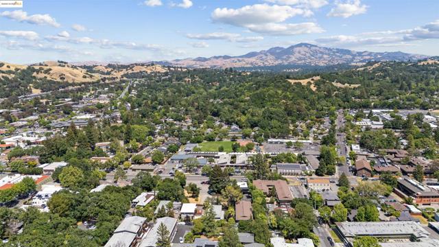 917 Hough Ave, Lafayette CA: https://media.crmls.org/mediaz/60d66f51-0f7b-4aff-a51c-b01f8b4738a3.jpg